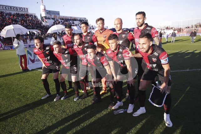 Colón tuvo el aliento de un hincha muy especial desde el exterior