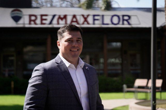 Leonardo Librici frente a las amplias oficinas de Remax Flor en Funes. Es broker y corredor inmobiliario CI 2091.