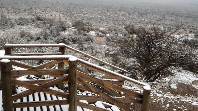 En las escaleras y las ramas de los arbustos también sobresale la primer nieve de este invierno.