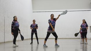 Las pelotaris de Huracán, uno de los siete clubes de la flamante Liga rosarina femenina: la primera de la provincia.