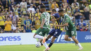 Ruben saca el tiro que terminará en la red, pero fue anulado por posición adelantada. Era el 2 a 1 en el final.