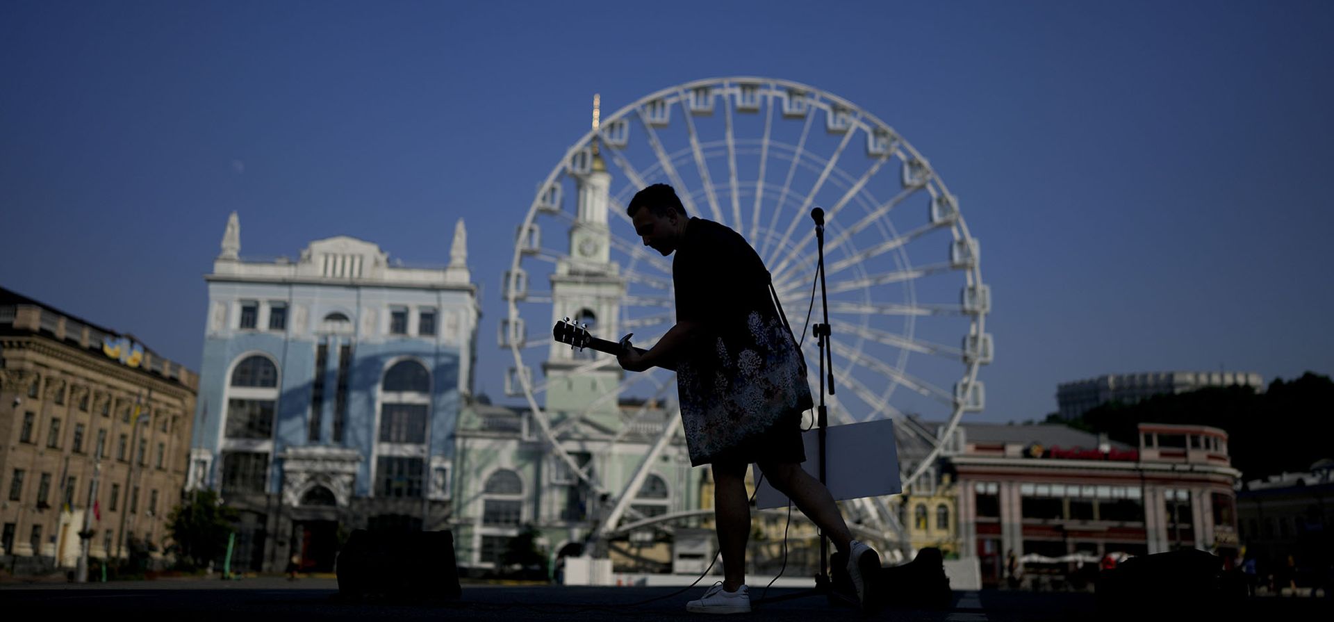 Un músico callejero se presenta en Kyiv.