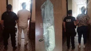 los dos detenidos y el arma secuestrada tras la pelea entre vecinos
