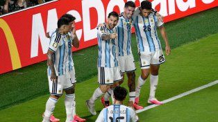 Lionel Messi comanda la batuta en el gran triunfo de Argentina sobre Argelia en el debut.
