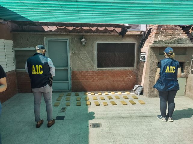 La droga estaba en 31 panes escondidos en bolsas de nailon debajo de una cama.