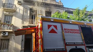 En el incendio en Rioja y Alvear intervinieron Bomberos Zapadores.&nbsp;