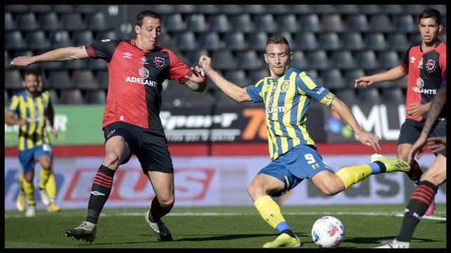 Marco Ruben dispara ante la marca de Cristian Lema.