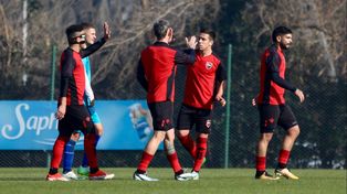 El festejo del Newells del Gallego Méndez con Panchito González, autor del 1 a 0 ante Vélez.