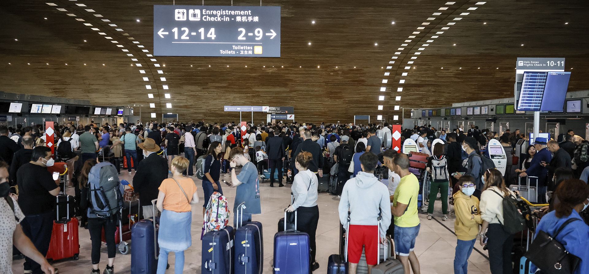 Pasajeros esperan para registrarse en una terminal del aeropuerto Charles de Gaulle, el viernes 1 de julio de 2022 en el aeropuerto de Roissy, al norte de París. Los vuelos desde el aeropuerto Charles de Gaulle en París y otros aeropuertos franceses sufrieron interrupciones el viernes cuando los trabajadores del aeropuerto realizaron una huelga y protestas para exigir aumentos salariales para mantenerse al día con la inflación.