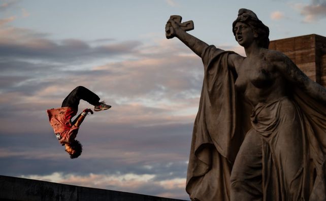 Lambo_pk es un traucer rosarino de 17 años: un practicante de Parkour que&nbsp; salta yvuela en la ciudad.
