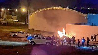 Denuncian que la policía de Concordia quemó donaciones para personas en situación de calle.