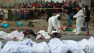 Unos 55 migrantes muertos al volcar un tráiler en México
