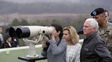 a ver. La hija del vice Mike Pence, Audrey, mira hacia Corea del Norte desde un puesto en la frontera.intercoreana.