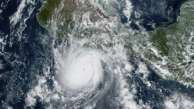 Acapulco se prepara para el potencialmente catastrófico impacto del huracán Otis