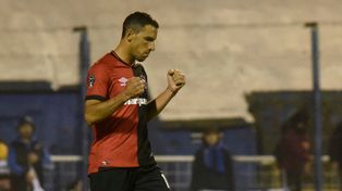 Festejo medido. Pese al gol agónico, la Fiera celebró tranquilo. Después dijo que el juegono fue bueno.