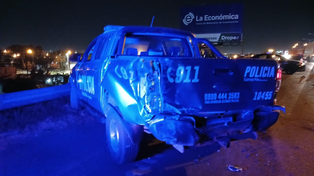 La camioneta policial que fue chocada por un camión. Una mujer policía sufrió graves heridas.&nbsp;