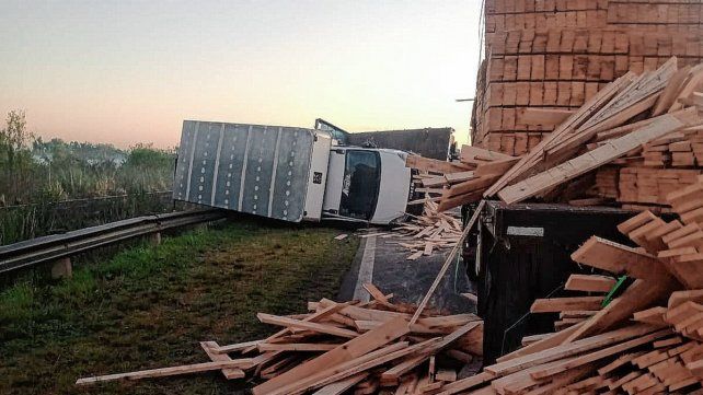 Ruta Nacional 12: dos camiones volcaron y hay demoras en el tránsito