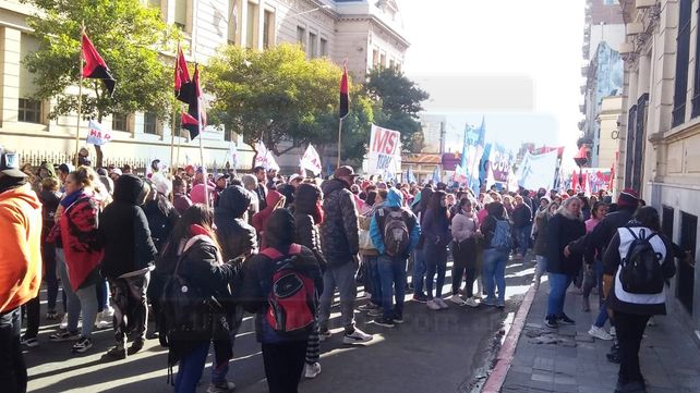 Organizaciones sociales no quieren que Potenciar Trabajo pase a Municipios. Lo expresaron frente al Palacio municipal de Paraná