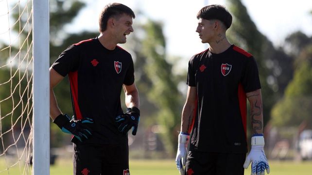 Williams Barlasina y Josué Reinatti entrenan en Bella Vista. Todo parece indicar que Kudelka rotará en el arco de Newells