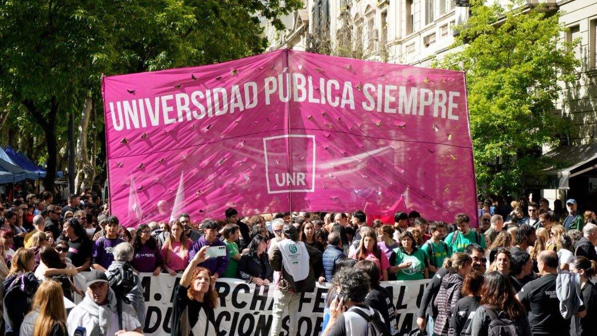 Rosario volvió a marchar en defensa de la universidad pública: multitudinaria movilización contra el ajuste