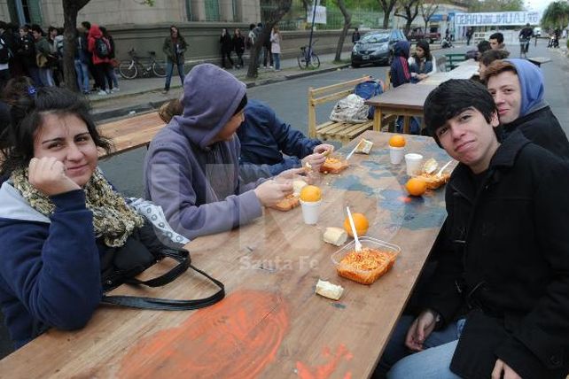 Alumnos de la Escuela Industrial Superior organizaron una raviolada
