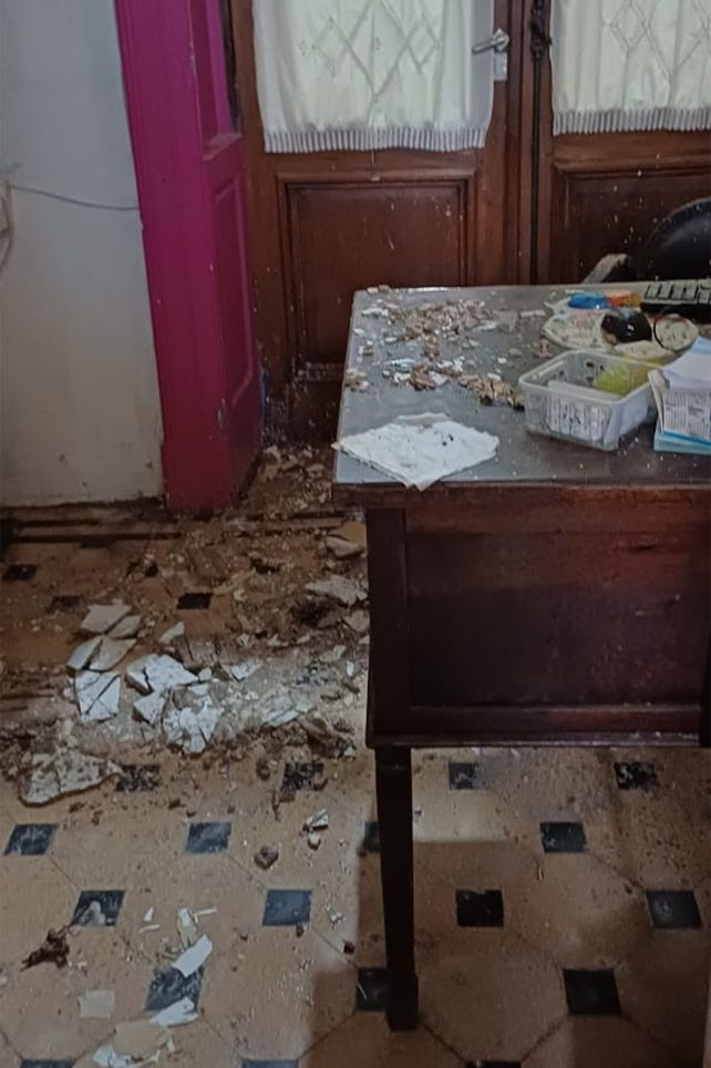Tras la tormenta, cayó parte de techo sobre un escritorio en el Normal 1