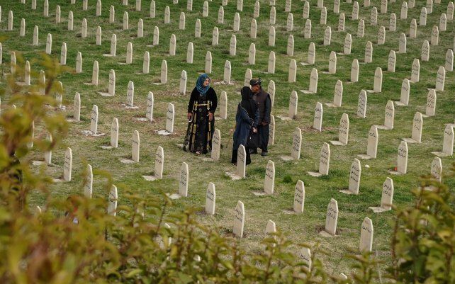 Un grupo de mujeres visita el cementerio de Halabja en el 33 ° aniversario del ataque químico de Halabja, Irak, que mató a casi 5000 personas e hirió a unas 10000, la mayoría de ellas civiles.