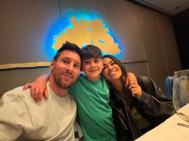 Lionel Messi junto a su esposa Antonela y Ciro
