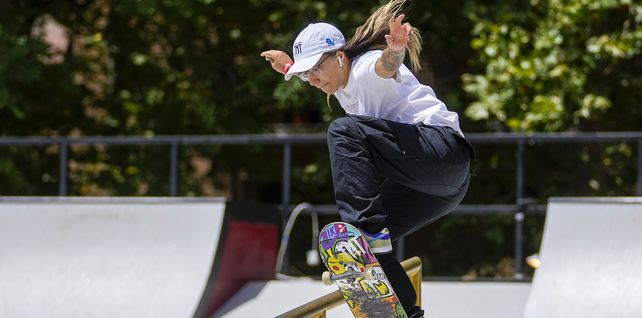 Pamela Rosa de Brasil en acción durante los cuartos de final en el Campeonato Mundial de Street Skateboarding en Roma