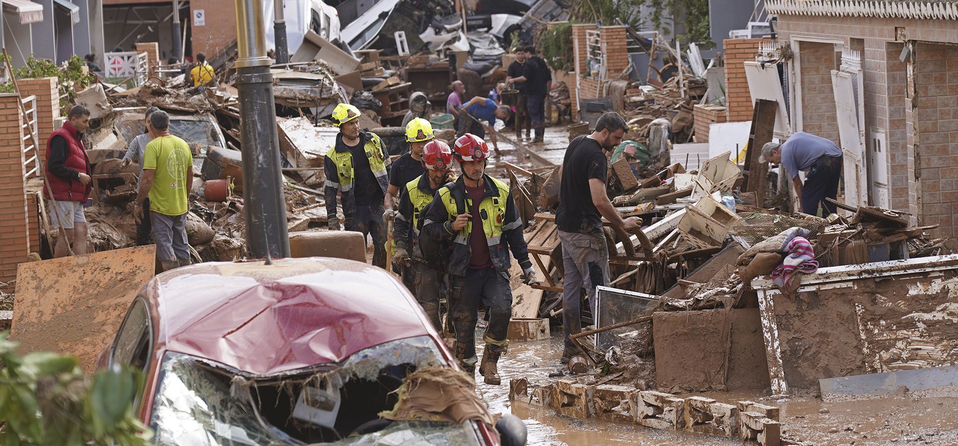 Bomberos inspeccionan el lugar mientras la gente intenta limpiar los daños causados por las inundaciones en Massanassa, en las afueras de Valencia, España, el viernes 1 de noviembre de 2024. (Foto AP/Alberto Saiz) Bomberos inspeccionan el lugar mientras la gente intenta limpiar los daños causados por las inundaciones en Massanassa, en las afueras de Valencia, España, el viernes 1 de noviembre de 2024. (Foto AP/Alberto Saiz)