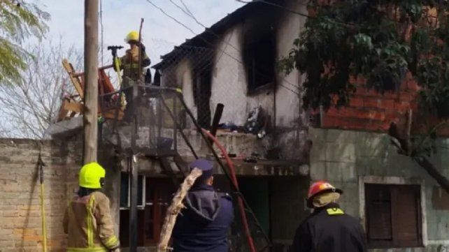 En Paraná un incendio destruyó una vivienda y tres personas tuvieron que ser hospitalizadas.