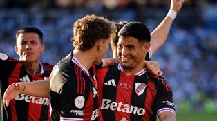 Maxi Salas, el ex Racing, felicita a Colidio que lo asistió en el gol de River, que pasó a semis de Copa Argentina.