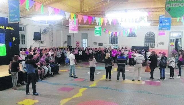 aprendiendo. Unas 200 personas se anotaron en los cursos.