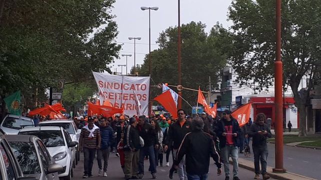 Aceiteros marcharon en Villa Gobernador Gálvez contra los despidos en Cargill