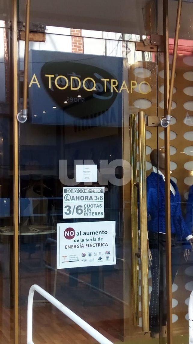 Con carteles en las vidrieras, los comercios santafesinos se quejan de las tarifas eléctricas