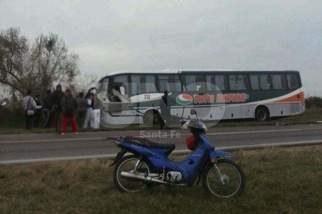 Choque entre un colectivo y una camioneta en Barrio Caima