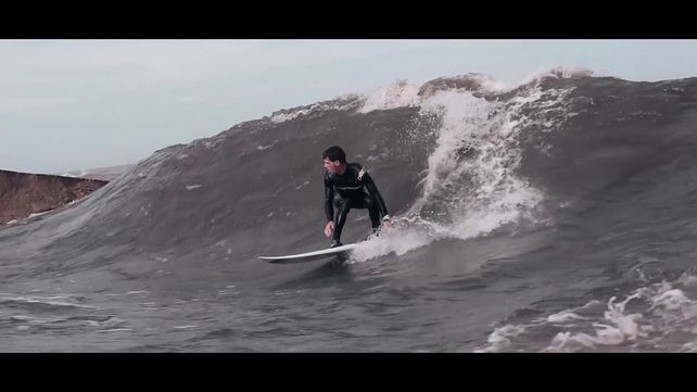 El surfer en la ola fija.&nbsp;