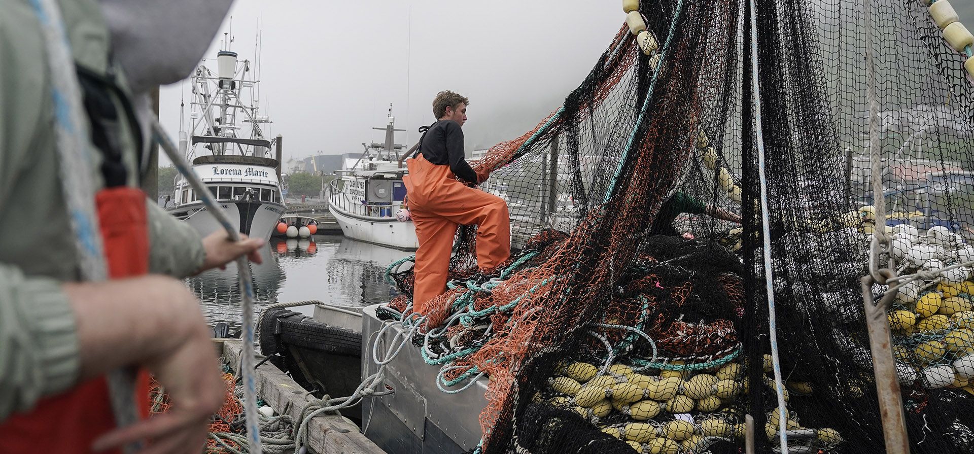 Los marineros apilan redes en un barco antes de salir al mar para pescar salmón, el jueves 22 de junio de 2023, en Kodiak, Alaska. (Foto AP/Joshua A. Bickel) Los marineros apilan redes en un barco antes de salir al mar para pescar salmón, el jueves 22 de junio de 2023, en Kodiak, Alaska. (Foto AP/Joshua A. Bickel)