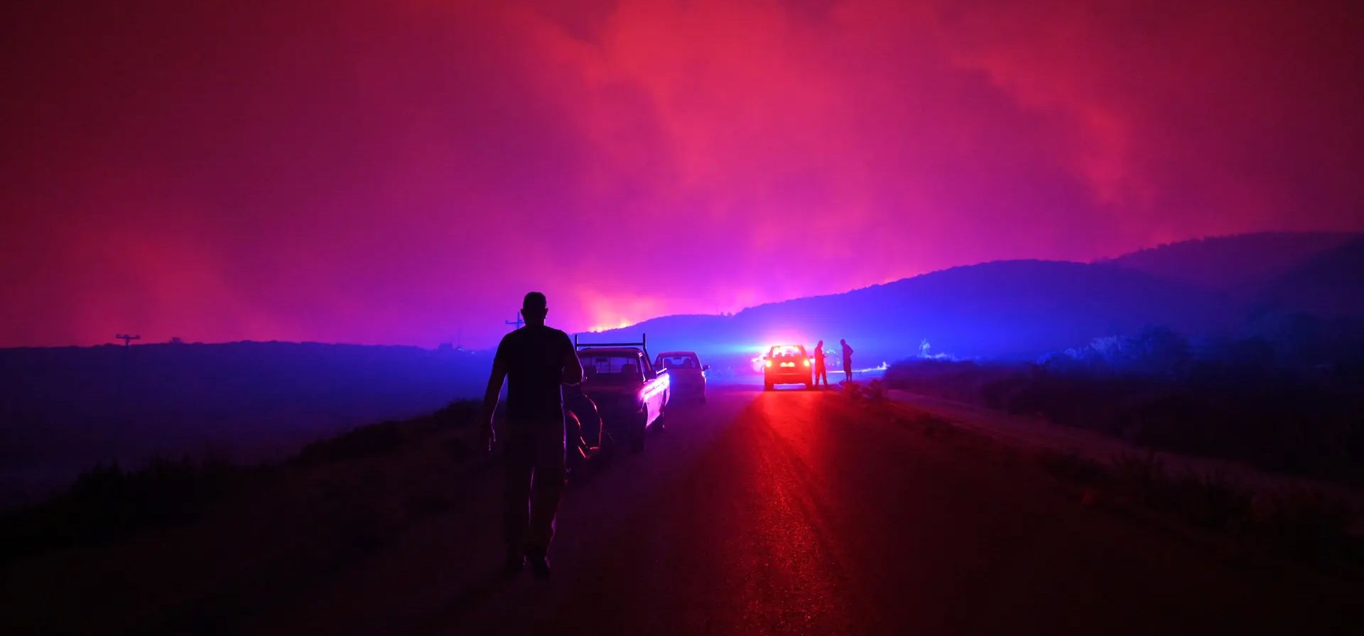 Tracia, Grecia. Bomberos y voluntarios combaten un incendio forestal cerca del pueblo de Palagia. Fotografía: Dimitris Alexoudis/EPA Tracia, Grecia. Bomberos y voluntarios combaten un incendio forestal cerca del pueblo de Palagia. Fotografía: Dimitris Alexoudis/EPA