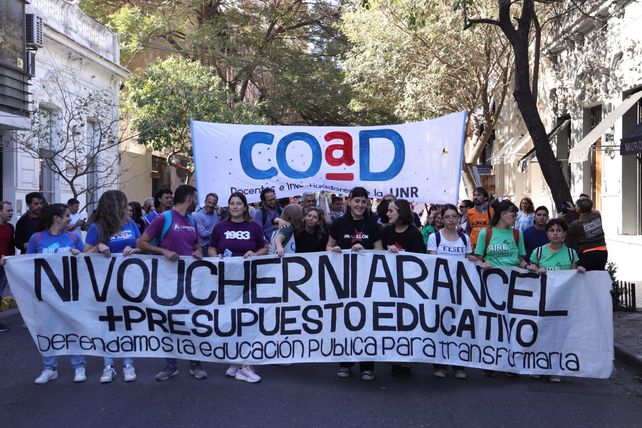Cinco cuadras de marcha contra los váucheres en educación pública