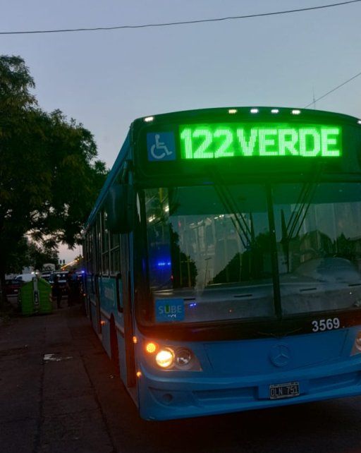 Un ómnibus de la línea 122. Anoche hubo un incidente de violencia y el colectivero activó el botón de pánico.