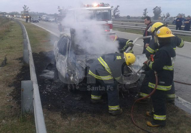 El auto incendiado en Circunvalación y Berutti./ Manuel Testi.