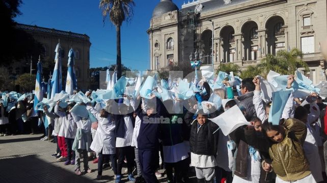 Miles de niños santafesinos juraron lealtad a la bandera nacional