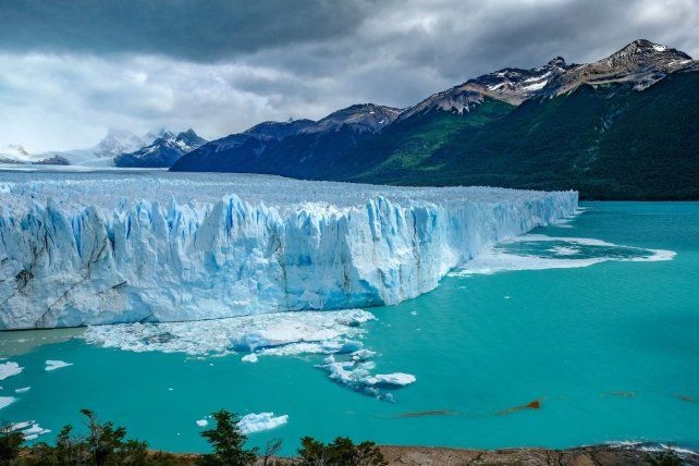 El Glaciar Perito Moreno forma parte del campo de hielo Patagónico Sur, la tercera reserva de agua dulce más grande del planeta.