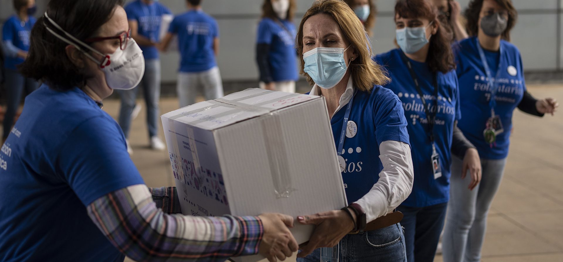 Voluntarios cargan artículos como parte de una campaña de recolección para apoyar a los ciudadanos de Ucrania en Madrid, España, el miércoles 16 de marzo de 2022.