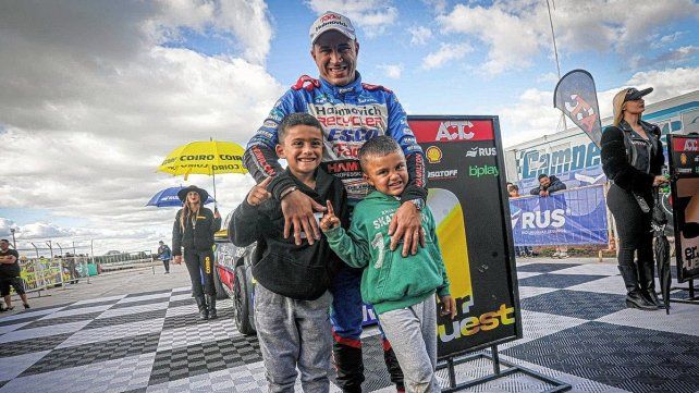 Mariano Werner junto a sus hijos.