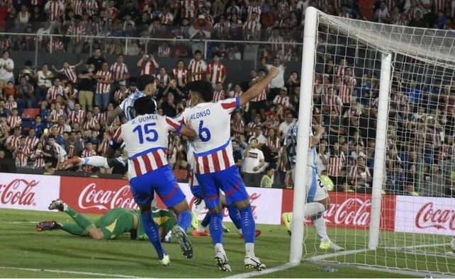 Los futbolistas de Paraguay celebran el tanto guaraní