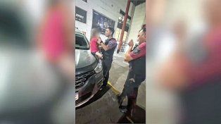 Los padres dejaron a su hija encerrada en el auto. Estaba desmayada