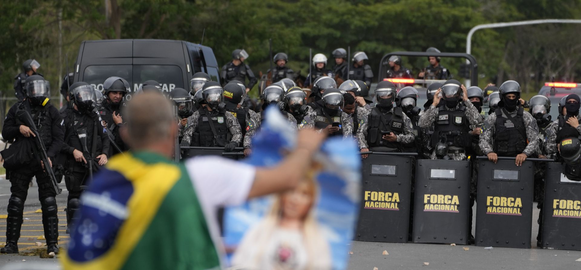 Un manifestante, partidario del expresidente de Brasil, Jair Bolsonaro, se enfrenta a una falange de policías después de que los manifestantes irrumpieron en el Palacio de Planalto en Brasilia, Brasil, el domingo 8 de enero de 2023. (Foto AP/Eraldo Peres)