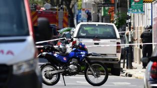 La camioneta Toyota Hilux blanca estacionada en San Luis al 700 fue inspeccionada en busca de artefactos explosivos.